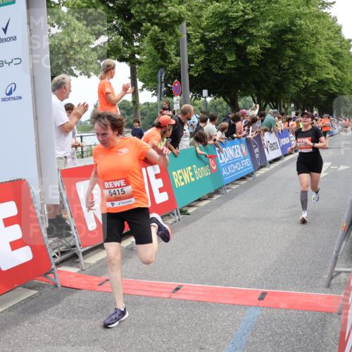 15.06.2025 - REWE Women's Run Strokosch-Dieckow http://msf.ph/oto/7931710 15.06.2025 10:59:19 Ziel 5160, 5194, 5249, 5272, 5349, 5403, 5415, 5455, 5464, 5662, 5687 meine-sportfotos.de