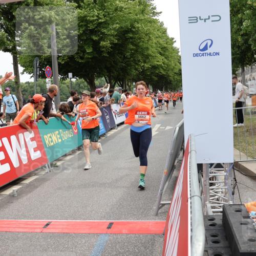 15.06.2025 - REWE Women's Run Strokosch-Dieckow http://msf.ph/oto/7931716 15.06.2025 10:59:24 Ziel 5160, 5290, 5381, 5415, 5455, 5662, 5687 meine-sportfotos.de