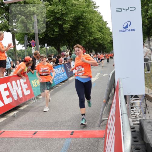 15.06.2025 - REWE Women's Run Strokosch-Dieckow http://msf.ph/oto/7931718 15.06.2025 10:59:24 Ziel 5160, 5290, 5381, 5415, 5455, 5662, 5687 meine-sportfotos.de