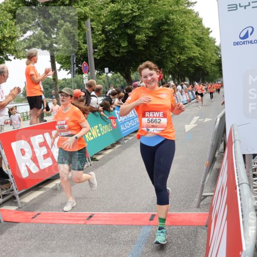 15.06.2025 - REWE Women's Run Strokosch-Dieckow http://msf.ph/oto/7931719 15.06.2025 10:59:24 Ziel 5160, 5290, 5381, 5415, 5455, 5662, 5687 meine-sportfotos.de