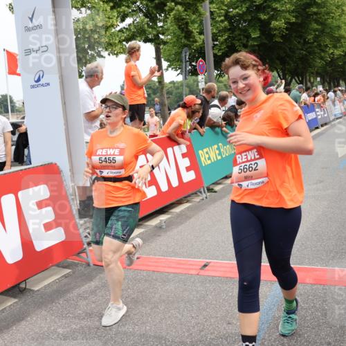 15.06.2025 - REWE Women's Run Strokosch-Dieckow http://msf.ph/oto/7931721 15.06.2025 10:59:25 Ziel 5160, 5290, 5381, 5415, 5455, 5638, 5662 meine-sportfotos.de
