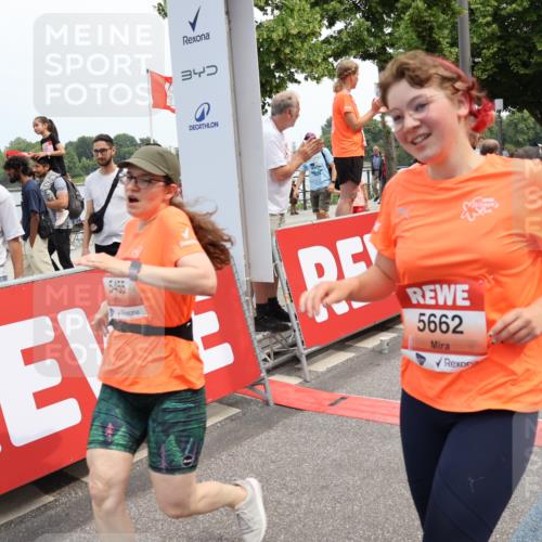 15.06.2025 - REWE Women's Run Strokosch-Dieckow http://msf.ph/oto/7931722 15.06.2025 10:59:25 Ziel 5160, 5290, 5381, 5415, 5455, 5638, 5662 meine-sportfotos.de