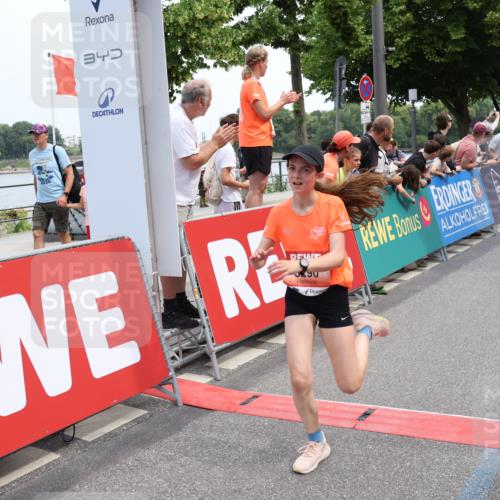 15.06.2025 - REWE Women's Run Strokosch-Dieckow http://msf.ph/oto/7931729 15.06.2025 10:59:28 Ziel 5290, 5381, 5455, 5495, 5638, 5662 meine-sportfotos.de