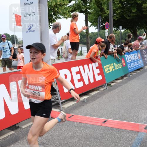 15.06.2025 - REWE Women's Run Strokosch-Dieckow http://msf.ph/oto/7931730 15.06.2025 10:59:28 Ziel 5290, 5381, 5455, 5495, 5638, 5662 meine-sportfotos.de