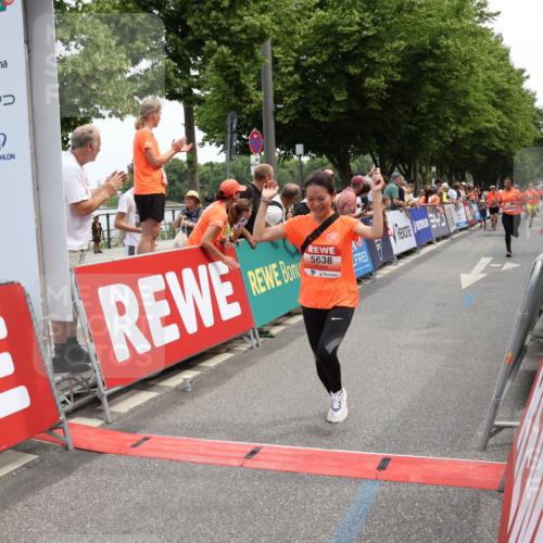 15.06.2025 - REWE Women's Run Strokosch-Dieckow http://msf.ph/oto/7931736 15.06.2025 10:59:31 Ziel 5263, 5290, 5381, 5455, 5495, 5638, 5662 meine-sportfotos.de