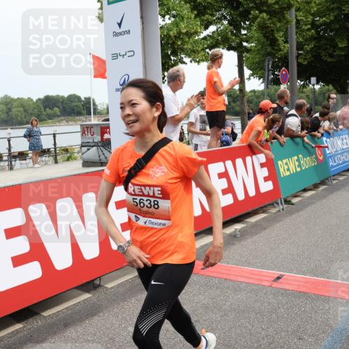 15.06.2025 - REWE Women's Run Strokosch-Dieckow http://msf.ph/oto/7931739 15.06.2025 10:59:32 Ziel 5263, 5290, 5381, 5495, 5638 meine-sportfotos.de
