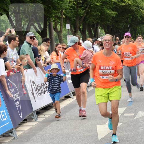 15.06.2025 - REWE Women's Run Strokosch-Dieckow http://msf.ph/oto/7931746 15.06.2025 10:59:36 Ziel 5263, 5266, 5271, 5304, 5426, 5495, 5567, 5627, 5638, 5659 meine-sportfotos.de