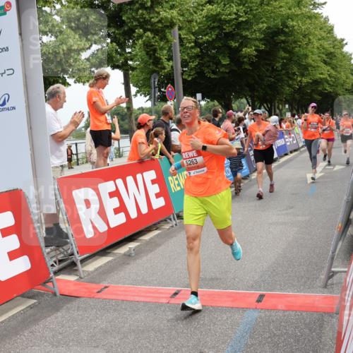 15.06.2025 - REWE Women's Run Strokosch-Dieckow http://msf.ph/oto/7931752 15.06.2025 10:59:37 Ziel 5263, 5266, 5271, 5304, 5426, 5495, 5567, 5627, 5638, 5659 meine-sportfotos.de