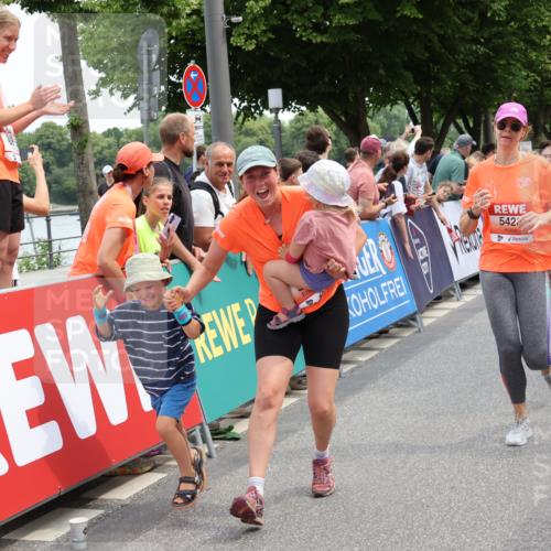 15.06.2025 - REWE Women's Run Strokosch-Dieckow http://msf.ph/oto/7931755 15.06.2025 10:59:39 Ziel 5263, 5266, 5271, 5304, 5426, 5495, 5567, 5627, 5628, 5659 meine-sportfotos.de