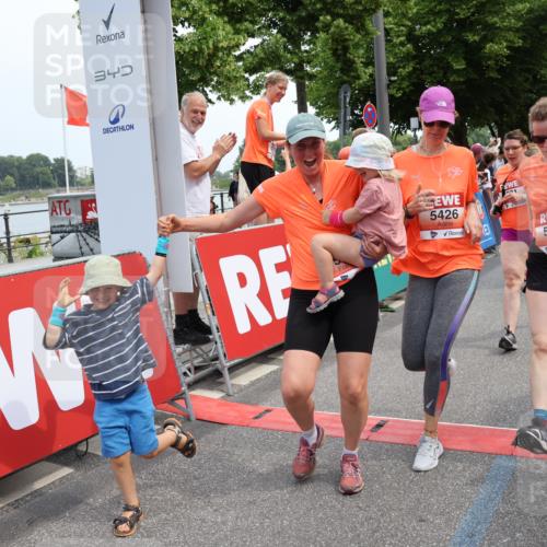 15.06.2025 - REWE Women's Run Strokosch-Dieckow http://msf.ph/oto/7931760 15.06.2025 10:59:40 Ziel 5022, 5263, 5266, 5271, 5304, 5426, 5495, 5567, 5627, 5628, 5659 meine-sportfotos.de