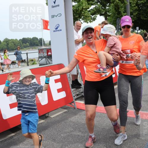 15.06.2025 - REWE Women's Run Strokosch-Dieckow http://msf.ph/oto/7931761 15.06.2025 10:59:40 Ziel 5022, 5263, 5266, 5271, 5304, 5426, 5495, 5567, 5627, 5628, 5659 meine-sportfotos.de