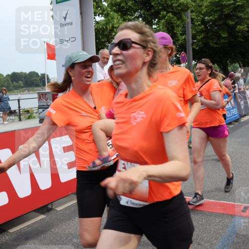 15.06.2025 - REWE Women's Run Strokosch-Dieckow http://msf.ph/oto/7931763 15.06.2025 10:59:40 Ziel 5022, 5263, 5266, 5271, 5304, 5426, 5495, 5567, 5627, 5628, 5659 meine-sportfotos.de
