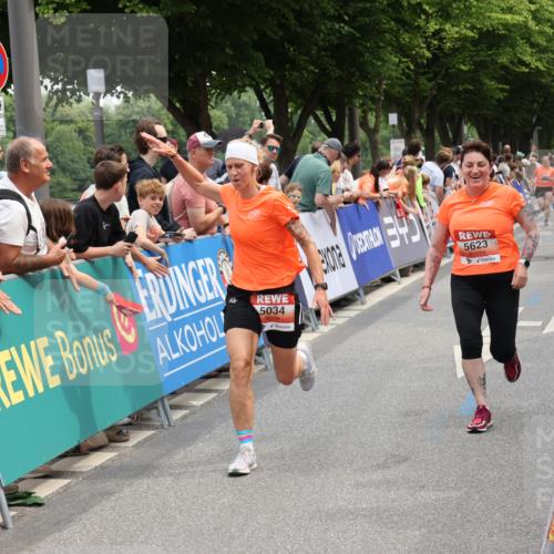 15.06.2025 - REWE Women's Run Strokosch-Dieckow http://msf.ph/oto/7931784 15.06.2025 10:59:48 Ziel 5022, 5034, 5266, 5304, 5623, 5627, 5628, 5659 meine-sportfotos.de