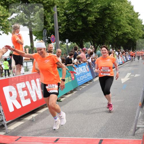 15.06.2025 - REWE Women's Run Strokosch-Dieckow http://msf.ph/oto/7931787 15.06.2025 10:59:49 Ziel 5022, 5034, 5266, 5279, 5623, 5628, 5641, 5659 meine-sportfotos.de