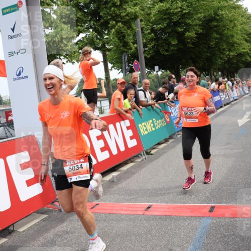 15.06.2025 - REWE Women's Run Strokosch-Dieckow http://msf.ph/oto/7931789 15.06.2025 10:59:49 Ziel 5022, 5034, 5266, 5279, 5623, 5628, 5641, 5659 meine-sportfotos.de