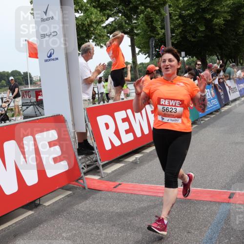15.06.2025 - REWE Women's Run Strokosch-Dieckow http://msf.ph/oto/7931790 15.06.2025 10:59:50 Ziel 5022, 5034, 5279, 5623, 5628, 5641 meine-sportfotos.de