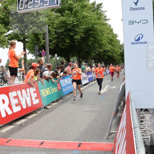 15.06.2025 - REWE Women's Run Strokosch-Dieckow http://msf.ph/oto/7931792 15.06.2025 10:59:54 Ziel 5034, 5117, 5279, 5623, 5641, 5652, 5669 meine-sportfotos.de