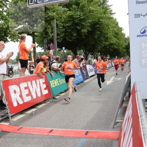 15.06.2025 - REWE Women's Run Strokosch-Dieckow http://msf.ph/oto/7931793 15.06.2025 10:59:54 Ziel 5034, 5117, 5279, 5623, 5641, 5652, 5669 meine-sportfotos.de