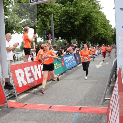 15.06.2025 - REWE Women's Run Strokosch-Dieckow http://msf.ph/oto/7931795 15.06.2025 10:59:55 Ziel 5034, 5117, 5279, 5623, 5641, 5652, 5669 meine-sportfotos.de