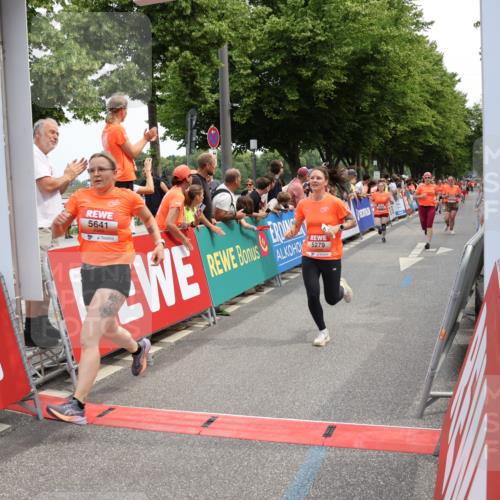 15.06.2025 - REWE Women's Run Strokosch-Dieckow http://msf.ph/oto/7931797 15.06.2025 10:59:55 Ziel 5034, 5117, 5279, 5623, 5641, 5652, 5669 meine-sportfotos.de