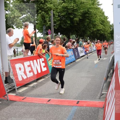 15.06.2025 - REWE Women's Run Strokosch-Dieckow http://msf.ph/oto/7931798 15.06.2025 10:59:55 Ziel 5034, 5117, 5279, 5623, 5641, 5652, 5669 meine-sportfotos.de