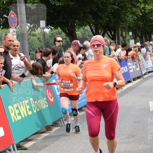 15.06.2025 - REWE Women's Run Strokosch-Dieckow http://msf.ph/oto/7931803 15.06.2025 10:59:57 Ziel 5117, 5176, 5236, 5279, 5641, 5652, 5669 meine-sportfotos.de