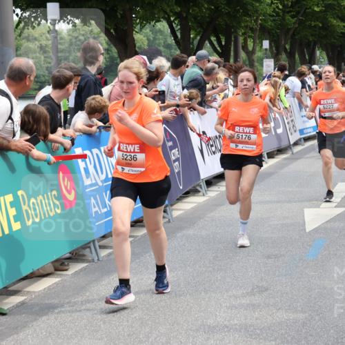 15.06.2025 - REWE Women's Run Strokosch-Dieckow http://msf.ph/oto/7931812 15.06.2025 11:00:02 Ziel 5059, 5117, 5176, 5227, 5236, 5279, 5280, 5281, 5641, 5652, 5669 meine-sportfotos.de