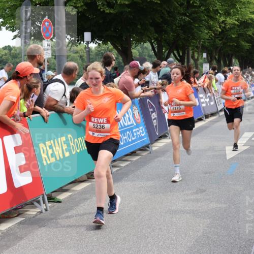 15.06.2025 - REWE Women's Run Strokosch-Dieckow http://msf.ph/oto/7931814 15.06.2025 11:00:02 Ziel 5059, 5117, 5176, 5227, 5236, 5279, 5280, 5281, 5641, 5652, 5669 meine-sportfotos.de