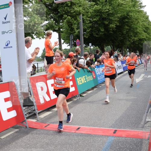 15.06.2025 - REWE Women's Run Strokosch-Dieckow http://msf.ph/oto/7931817 15.06.2025 11:00:03 Ziel 5059, 5117, 5176, 5227, 5236, 5280, 5281, 5652, 5669 meine-sportfotos.de