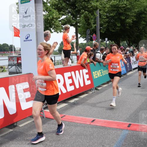 15.06.2025 - REWE Women's Run Strokosch-Dieckow http://msf.ph/oto/7931818 15.06.2025 11:00:03 Ziel 5059, 5117, 5176, 5227, 5236, 5280, 5281, 5652, 5669 meine-sportfotos.de