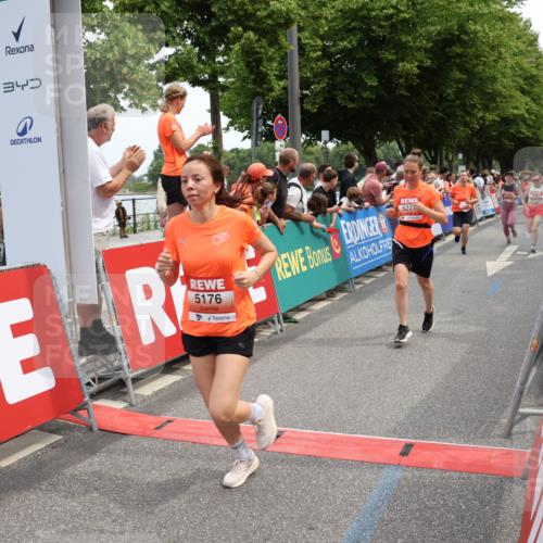 15.06.2025 - REWE Women's Run Strokosch-Dieckow http://msf.ph/oto/7931820 15.06.2025 11:00:04 Ziel 5059, 5117, 5176, 5227, 5236, 5280, 5281, 5652, 5669 meine-sportfotos.de