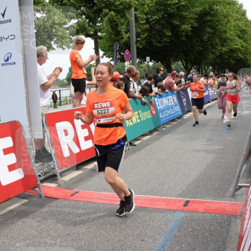 15.06.2025 - REWE Women's Run Strokosch-Dieckow http://msf.ph/oto/7931824 15.06.2025 11:00:05 Ziel 5059, 5117, 5156, 5176, 5227, 5236, 5280, 5281, 5652, 5669, 5680 meine-sportfotos.de