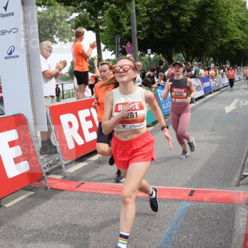 15.06.2025 - REWE Women's Run Strokosch-Dieckow http://msf.ph/oto/7931831 15.06.2025 11:00:07 Ziel 5059, 5156, 5176, 5227, 5236, 5280, 5281, 5680 meine-sportfotos.de