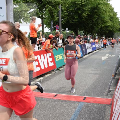 15.06.2025 - REWE Women's Run Strokosch-Dieckow http://msf.ph/oto/7931833 15.06.2025 11:00:07 Ziel 5059, 5156, 5176, 5227, 5236, 5280, 5281, 5680 meine-sportfotos.de