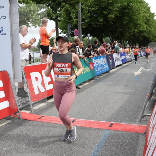15.06.2025 - REWE Women's Run Strokosch-Dieckow http://msf.ph/oto/7931834 15.06.2025 11:00:07 Ziel 5059, 5156, 5176, 5227, 5236, 5280, 5281, 5680 meine-sportfotos.de