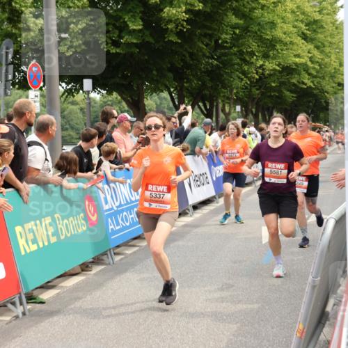 15.06.2025 - REWE Women's Run Strokosch-Dieckow http://msf.ph/oto/7931848 15.06.2025 11:00:24 Ziel 5042, 5044, 5132, 5250, 5329, 5337, 5365, 5385, 5453, 5473, 5565, 5581 meine-sportfotos.de