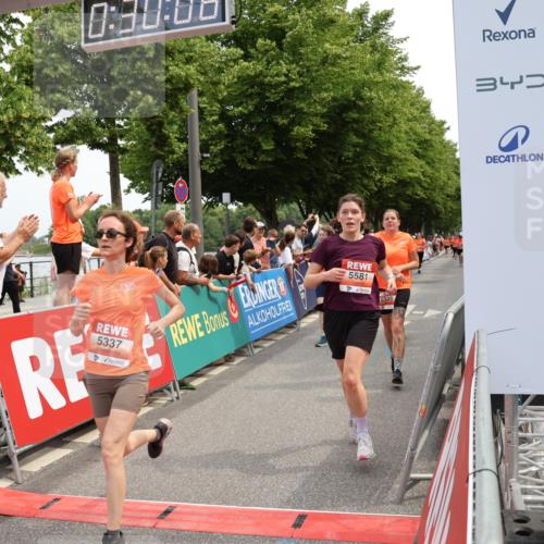 15.06.2025 - REWE Women's Run Strokosch-Dieckow http://msf.ph/oto/7931851 15.06.2025 11:00:25 Ziel 5042, 5132, 5250, 5329, 5337, 5365, 5385, 5453, 5473, 5565, 5581, 5597 meine-sportfotos.de