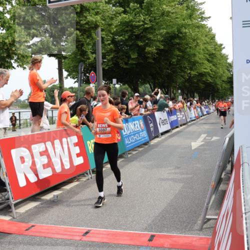15.06.2025 - REWE Women's Run Strokosch-Dieckow http://msf.ph/oto/7931860 15.06.2025 11:00:31 Ziel 5175, 5329, 5337, 5385, 5473, 5581, 5597 meine-sportfotos.de