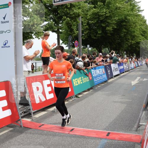 15.06.2025 - REWE Women's Run Strokosch-Dieckow http://msf.ph/oto/7931862 15.06.2025 11:00:32 Ziel 5175, 5329, 5337, 5385, 5473, 5581, 5597 meine-sportfotos.de