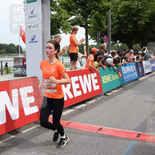 15.06.2025 - REWE Women's Run Strokosch-Dieckow http://msf.ph/oto/7931864 15.06.2025 11:00:32 Ziel 5175, 5329, 5337, 5385, 5473, 5581, 5597 meine-sportfotos.de