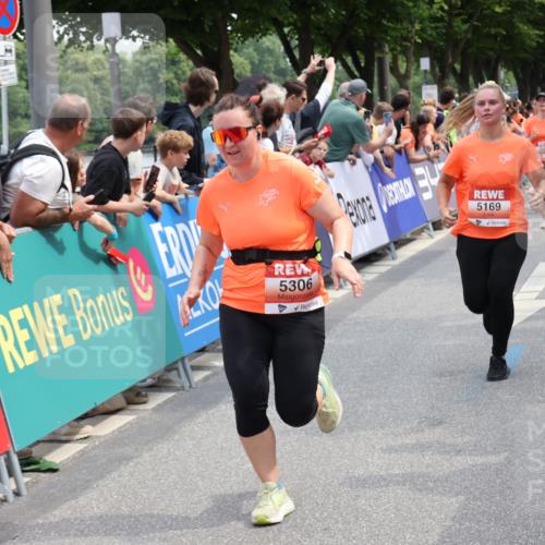 15.06.2025 - REWE Women's Run Strokosch-Dieckow http://msf.ph/oto/7931894 15.06.2025 11:00:48 Ziel 5105, 5114, 5169, 5306, 5311, 5319, 5348, 5528, 5657 meine-sportfotos.de