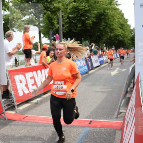 15.06.2025 - REWE Women's Run Strokosch-Dieckow http://msf.ph/oto/7931900 15.06.2025 11:00:50 Ziel 5114, 5169, 5306, 5319, 5348, 5528, 5657 meine-sportfotos.de
