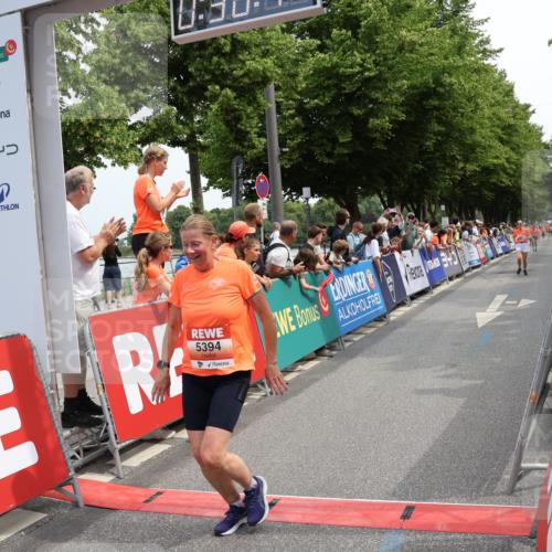 15.06.2025 - REWE Women's Run Strokosch-Dieckow http://msf.ph/oto/7931920 15.06.2025 11:01:01 Ziel 5230, 5319, 5394, 5528 meine-sportfotos.de