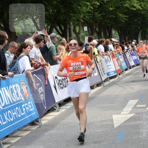 15.06.2025 - REWE Women's Run Strokosch-Dieckow http://msf.ph/oto/7931923 15.06.2025 11:01:05 Ziel 5230, 5394, 5655 meine-sportfotos.de