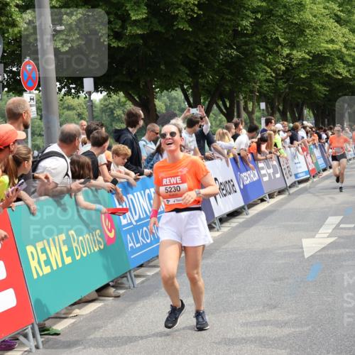 15.06.2025 - REWE Women's Run Strokosch-Dieckow http://msf.ph/oto/7931925 15.06.2025 11:01:06 Ziel 5230, 5394, 5655 meine-sportfotos.de