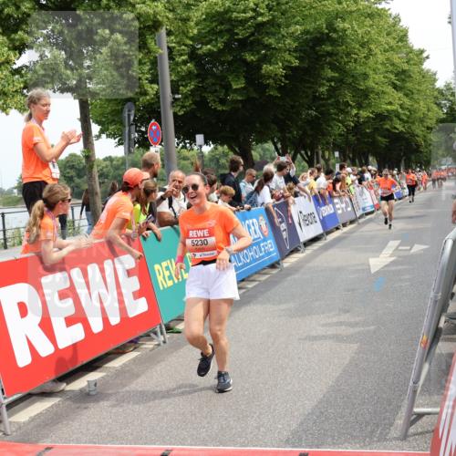 15.06.2025 - REWE Women's Run Strokosch-Dieckow http://msf.ph/oto/7931926 15.06.2025 11:01:06 Ziel 5230, 5394, 5655 meine-sportfotos.de