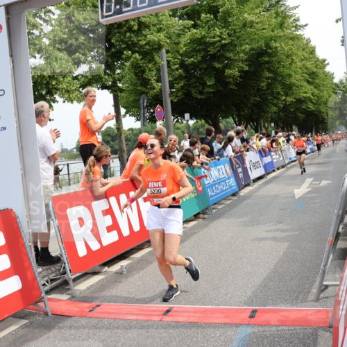 15.06.2025 - REWE Women's Run Strokosch-Dieckow http://msf.ph/oto/7931928 15.06.2025 11:01:07 Ziel 5230, 5394, 5655 meine-sportfotos.de