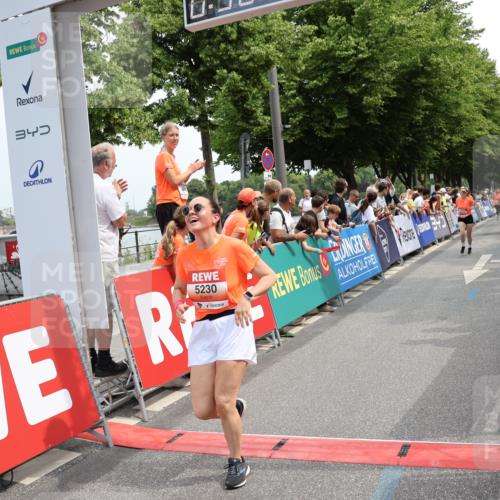 15.06.2025 - REWE Women's Run Strokosch-Dieckow http://msf.ph/oto/7931929 15.06.2025 11:01:07 Ziel 5230, 5394, 5655 meine-sportfotos.de
