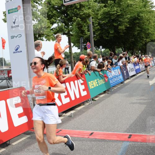 15.06.2025 - REWE Women's Run Strokosch-Dieckow http://msf.ph/oto/7931931 15.06.2025 11:01:07 Ziel 5230, 5394, 5655 meine-sportfotos.de