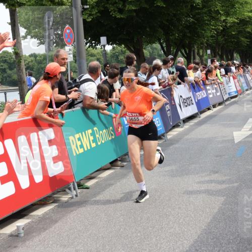 15.06.2025 - REWE Women's Run Strokosch-Dieckow http://msf.ph/oto/7931934 15.06.2025 11:01:09 Ziel 5230, 5293, 5655 meine-sportfotos.de